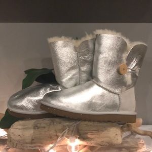 Women’s UGG Bailey Button Silver boots size 7